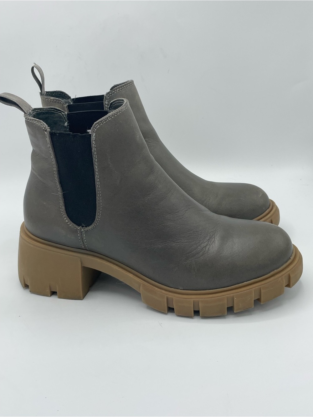 Steve Madden Howler Gray Leather Upper Chelsea Lug Sole Ankle Boots.